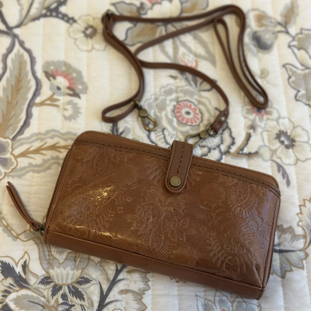 THE SAK smartphone crossbody wallet